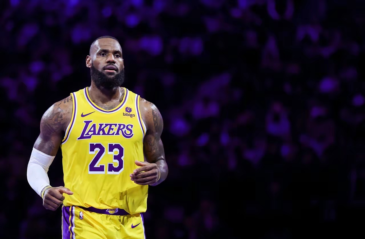 又见绝平!迈阿密热火与费城76人鏖战至终场,詹姆斯读秒救主的简单介绍