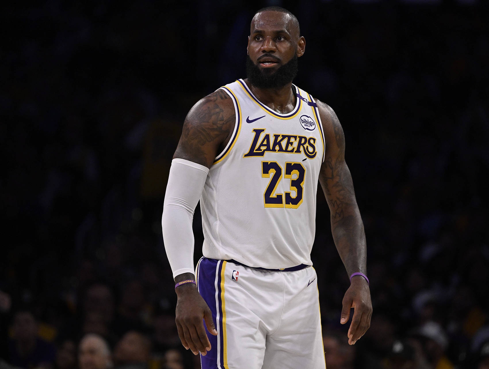 又见绝平!迈阿密热火与费城76人鏖战至终场,詹姆斯读秒救主的简单介绍